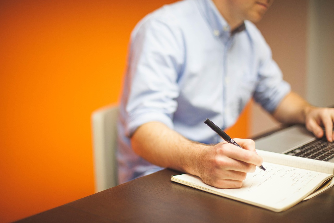 Employee calculating cost of employing in Denmark